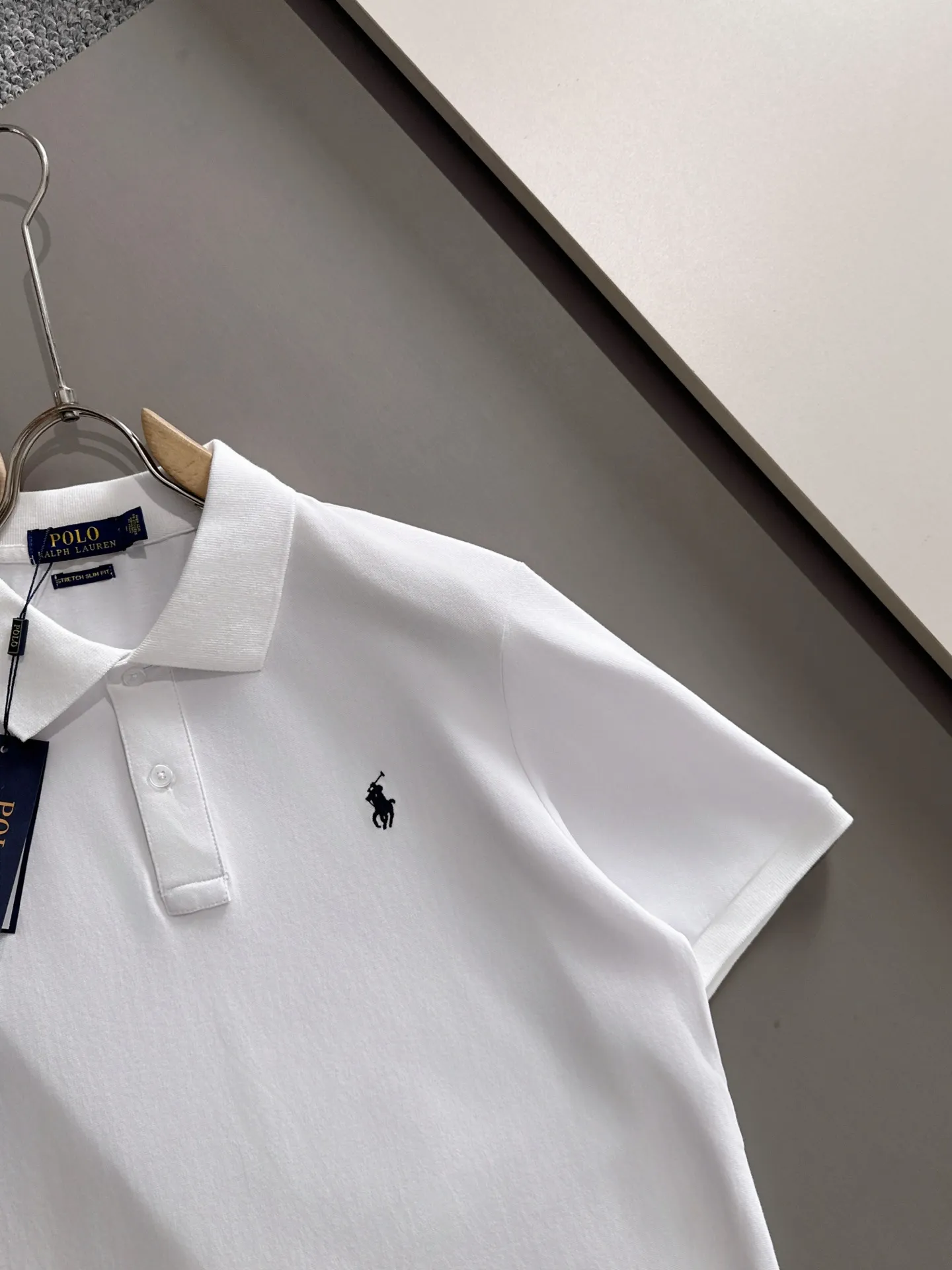 P190 Ralph Lauren/Ralph Lauren [High Quality] Distinguished from ordinary fabrics on the market, men's pure cotton, business casual solid color, short-sleeved T-shirt, lapel POLO shirt, men's summer essentials ✔ In a man's wardrobe, polo shirts must occupy an important place! When it comes to polo shirts made of pure cotton, Ralph Lauren is the perfect choice for comfort and quality ✔ The first choice for high quality! Classic basics that will never go out of style! Designed with classic solid colors, each color can easily match various occasions! Made of 240g pure cotton pique fabric, it is skin-friendly, comfortable and has good breathability, making summer wear refreshing and worry-free! The right shoulder style modifies the shoulder shape, enhances the style and temperament, and perfectly fits everyone's needs! Whether it is daily travel or business occasions, it is easy and versatile! The feeling of relaxation is even better. Everywhere you look, there are texture details! There are many colors to choose from, from stable dark colors to dynamic light colors, meeting the needs of different occasions! Exquisite workmanship, the improvement of one's own image is the pursuit of quality of life! , the details of the turning and wiring are also the original factory craftsmanship. Needless to say, the quality is after all, it is something from the original factory... If you like it, don’t miss it! For men, this type of short-sleeved Polo shirt is naturally indispensable!  All three standards are complete! Simple business casual essentials! Color: Black White Gray Royal Blue Size: M-2XL
